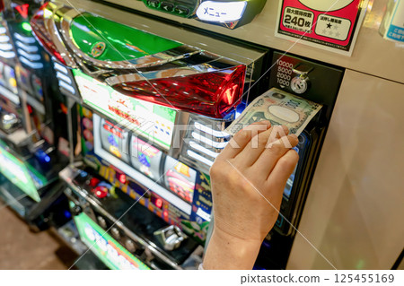 Slot machines, cash investment, gambling Slot machines, cash investment, gambling 125455169