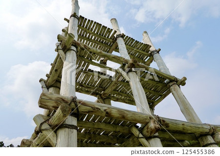 青森縣青森市繩文村三內丸山遺址，從下方俯瞰重建的大型柱洞建築 125455386