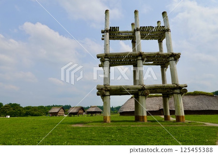 繩文村三內丸山遺址,青森縣青森市,復原的大型柱洞建築的白色柱子景觀 繩文村三內丸山遺址,青森縣青森市,復原的大型柱洞建築的白色柱子景觀 125455388