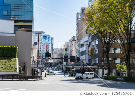 陽光明媚的藍天和從市中心香林坊交叉路口望向片町的景色 |金澤圖像 |石川縣金澤市 陽光明媚的藍天和從市中心香林坊交叉路口望向片町的景色 |金澤圖像 |石川縣金澤市 125455701