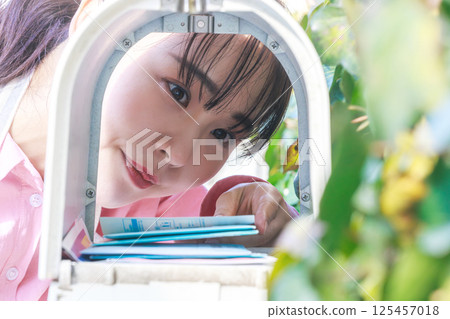 女人取出郵件 125457018