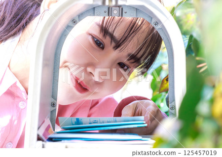 女人取出郵件 125457019