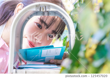 女人取出郵件 125457020