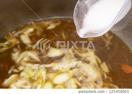 用剩下的咖哩做成的咖哩烏龍麵，盛在碗裡 125458003