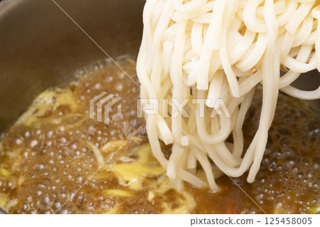 用剩下的咖哩做成的咖哩烏龍麵，盛在碗裡 125458005