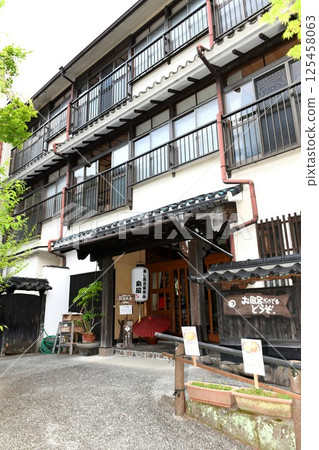 [小國町第一鯉魚旗村杖立溫泉的泉屋1樓入口] 125458063