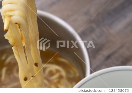 用剩下的咖哩做成的咖哩烏龍麵,盛在碗裡 用剩下的咖哩做成的咖哩烏龍麵,盛在碗裡 125458073