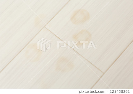 白色墊地板上的污漬 125458261
