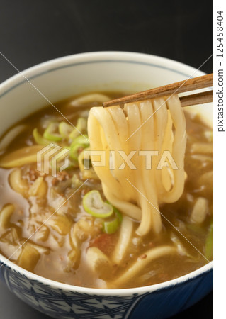 用筷子夾起用剩下的咖哩做成的咖哩烏龍麵 125458404