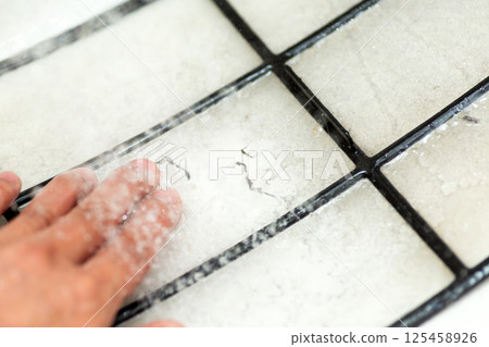 用水清洗空氣清淨機的髒過濾器 125458926