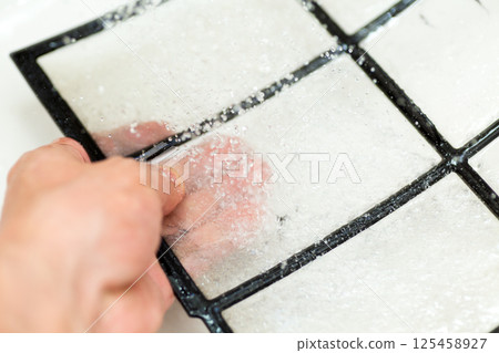 用水清洗空氣清淨機的髒過濾器 125458927