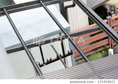 有剝落錫罐的車棚 125459021