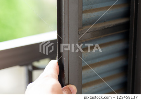 用手打開舊房子的舊百葉窗 125459137