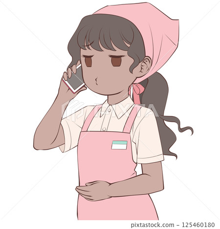 一位皮膚黝黑的女店員用智慧型手機打電話,嘟著嘴 一位皮膚黝黑的女店員用智慧型手機打電話,嘟著嘴 125460180