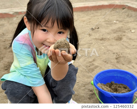 孩子們在沙裡玩耍和做泥球 125460332