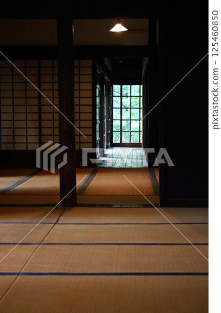 日本房屋裡的榻榻米房間 日本房屋裡的榻榻米房間 125460850