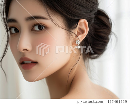 珠寶和美容廣告中日本女性側面特寫和花形耳環 珠寶和美容廣告中日本女性側面特寫和花形耳環 125461539