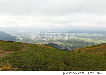 [A view of the huge caldera to the south from the Daikanbo Observatory in Aso-Kuju National Park, Aso City] 125461633
