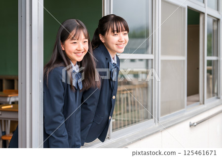 國中和高中的女生在教室窗外歡呼 國中和高中的女生在教室窗外歡呼 125461671