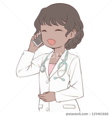 一位皮膚黝黑的女醫生用智慧型手機打電話，面帶微笑 125461688