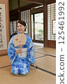 浴衣的一名年輕女子 125461992