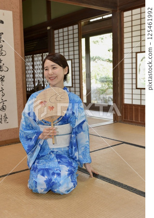 浴衣的一名年輕女子 浴衣的一名年輕女子 125461992