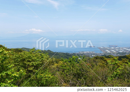 [鹿兒島市指宿天際線「Hiitaka展望台」可向東北方向眺望櫻島，向東眺望Kiire石油基地] 125462025
