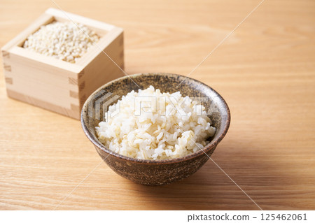 糯米糍粑盛於碗中 125462061