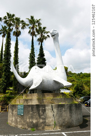 [Ibusuki City, Kirishima-Kinkowan National Park, "Lake Ikeda Paradise" Large Issie Statue] 125462107