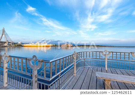 [Aomori Port: Aomori Bay Area] The Aomori Bay Area around Aomori Station is a tourist spot with nostalgic scenery. 125462611