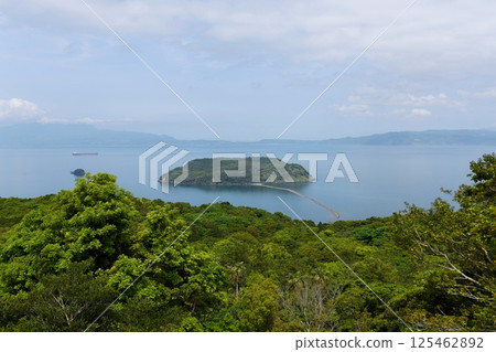 [Ibusuki City, Kirishima-Kinkowan National Park, "Chiringashima", overlooking Kagoshima Bay to the east from the Uomidake Observatory] 125462892