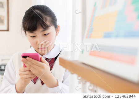 Girls who operate smartphones Girls who operate smartphones 125462944