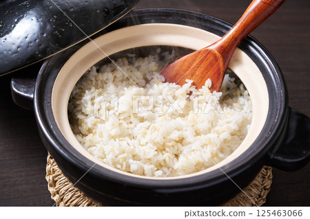 Rice with glutinous barley cooked in a clay pot 125463066