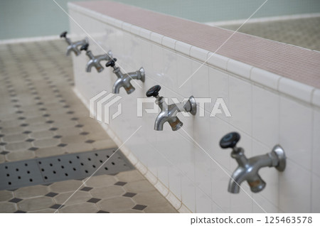 復古公共浴池洗漱區 125463578