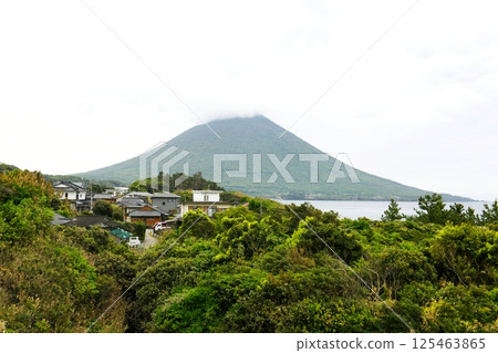 [View of Kaimon-dake (Satsuma Fuji) to the southeast from the east parking lot of "Sehira Natural Park" in Minamikyushu City] 125463865