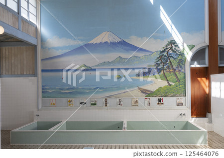復古公共浴池經典富士山 125464076