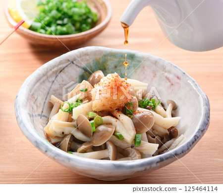 Shimeji mushrooms with ponzu sauce Shimeji mushrooms with ponzu sauce 125464114