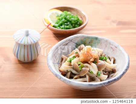 Shimeji mushrooms with ponzu sauce Shimeji mushrooms with ponzu sauce 125464119