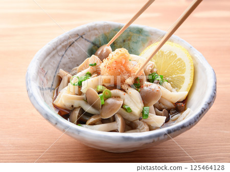Shimeji mushrooms with ponzu sauce Shimeji mushrooms with ponzu sauce 125464128