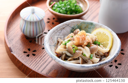 Shimeji mushrooms with ponzu sauce Shimeji mushrooms with ponzu sauce 125464130