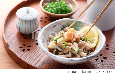 Shimeji mushrooms with ponzu sauce 125464132