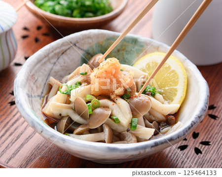 Shimeji mushrooms with ponzu sauce Shimeji mushrooms with ponzu sauce 125464133
