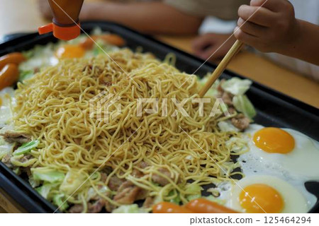 Hot plate fried noodles Hot plate fried noodles 125464294