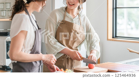 在烹飪課/烹飪學校教授烹飪的女教練和女學生 在烹飪課/烹飪學校教授烹飪的女教練和女學生 125464936