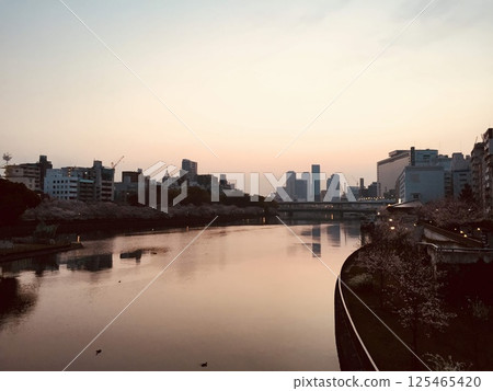 黎明時分寧靜的河畔城市景觀 黎明時分寧靜的河畔城市景觀 125465420