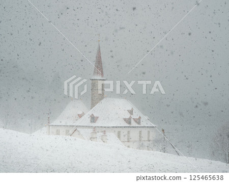 Heavy snowfall in April, poor visibility the Palace 125465638
