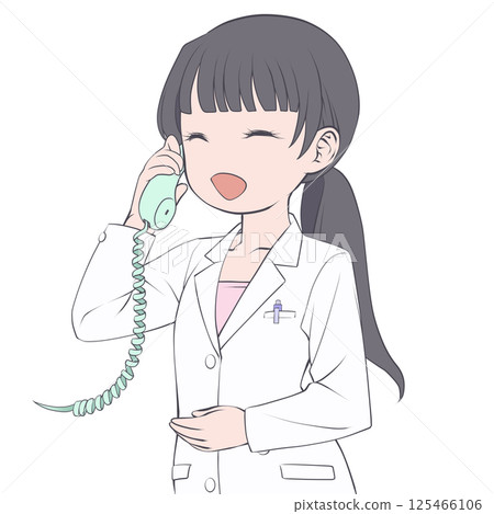 一位黑髮女藥劑師在電話裡微笑著交談 一位黑髮女藥劑師在電話裡微笑著交談 125466106