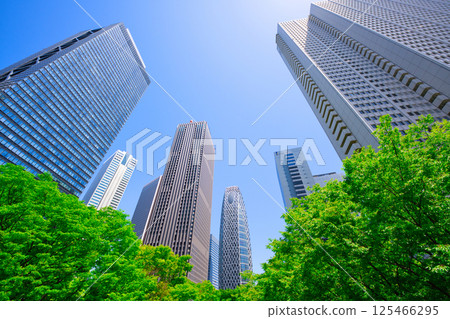 [Tokyo] Sightseeing around Shinjuku Station under the clear skies during Golden Week in May 125466295
