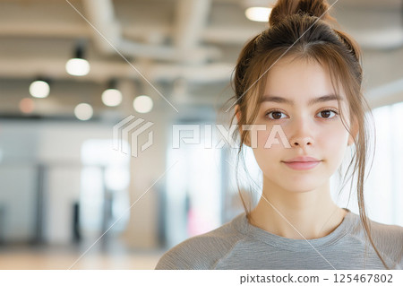 年輕女子去健身房 125467802