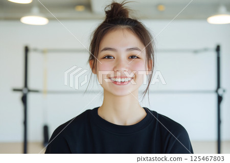 年輕女子去健身房 年輕女子去健身房 125467803